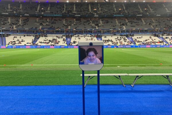 Un jeune fan assiste au match France - Pays-Bas grâce à un robot de téléprésence